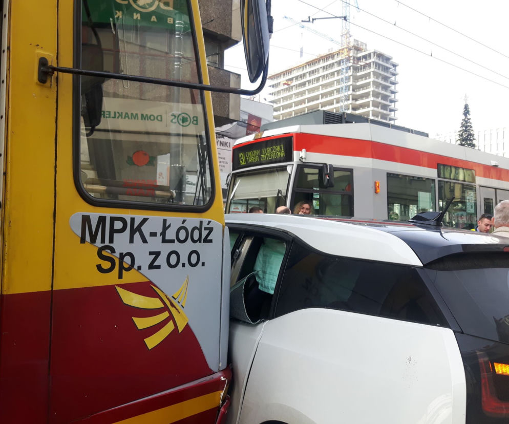 Łódź: BMW wjechało pod tramwaj. POWAŻNE UTRUDNIENIA na Piotrkowskiej przy Piłsudskiego!