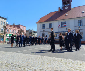 Polonez maturzystów z I LO na rynku w Ostrzeszowie