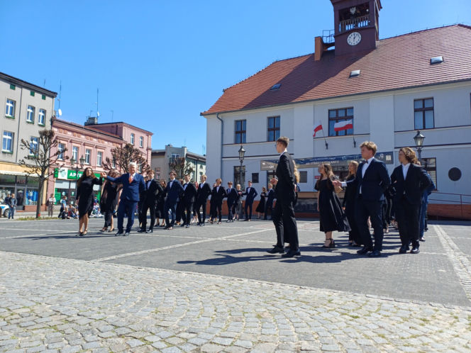 Polonez maturzystów z I LO na rynku w Ostrzeszowie
