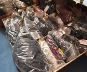 Potraktowali ją jak przestępczynię. Poszło o paczkę z ubraniami