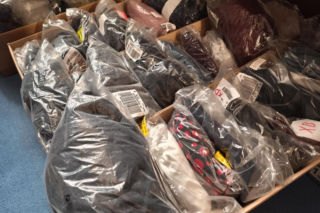 Potraktowali ją jak przestępczynię. Poszło o paczkę z ubraniami