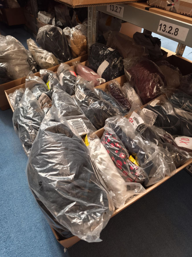 Potraktowali ją jak przestępczynię. Poszło o paczkę z ubraniami