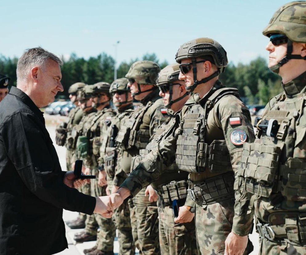 Paweł Bejda wręcza odznaczenie żołnierzowi na granicy. O operacji Bezpieczne Podlasie czytaj na SE Portal Obronny.