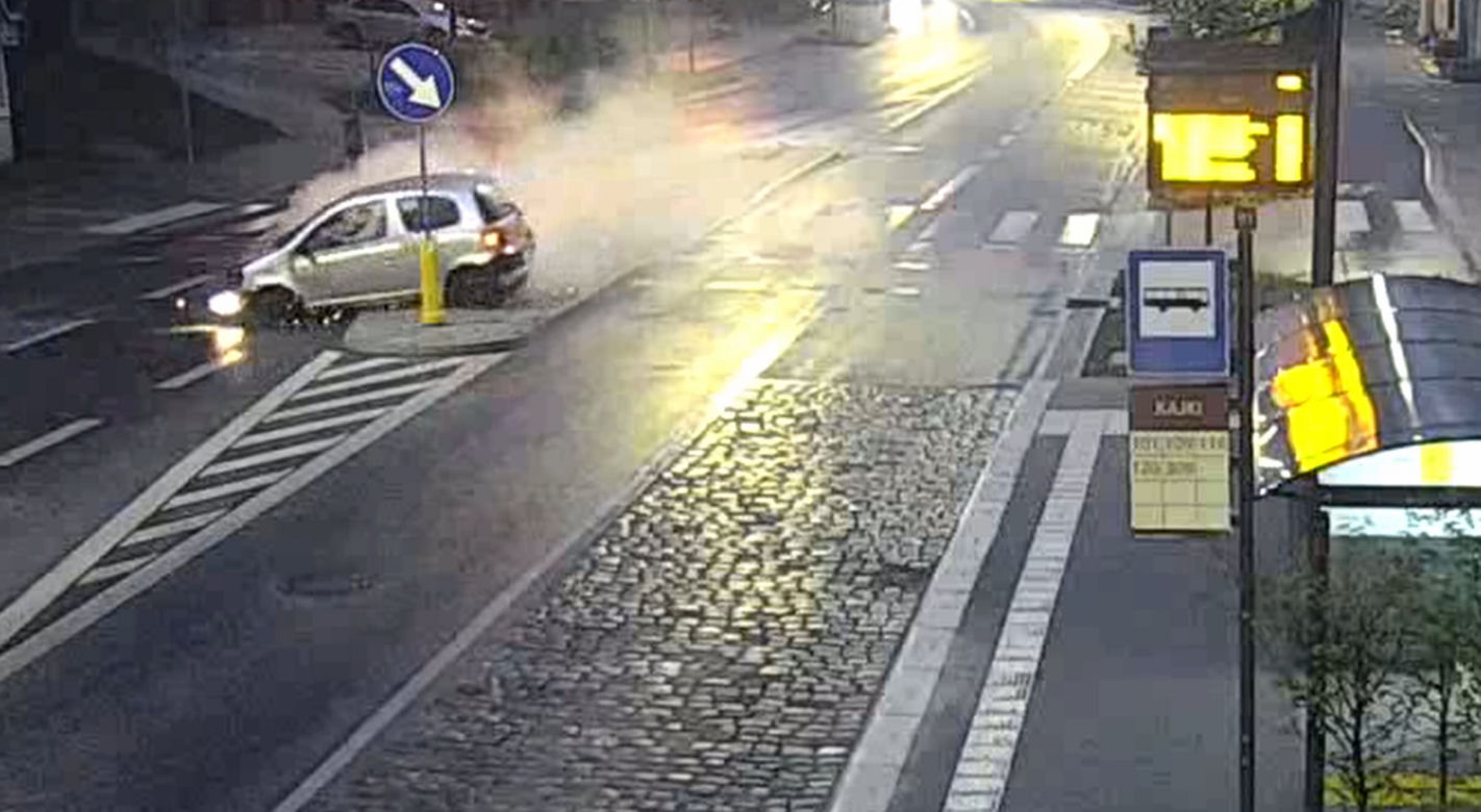 Szalony rajd ulicami Olsztyna! 30-latek huknął w autobus, a później rozbił przed komendą policji [ZDJĘCIA]