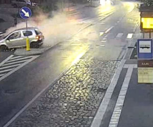 Szalony rajd ulicami Olsztyna! 30-latek huknął w autobus, a później rozbił przed komendą policji [ZDJĘCIA]