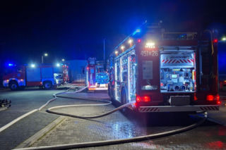 Pożar w Paniówkach. Paliły się ciężarówki na parkingu