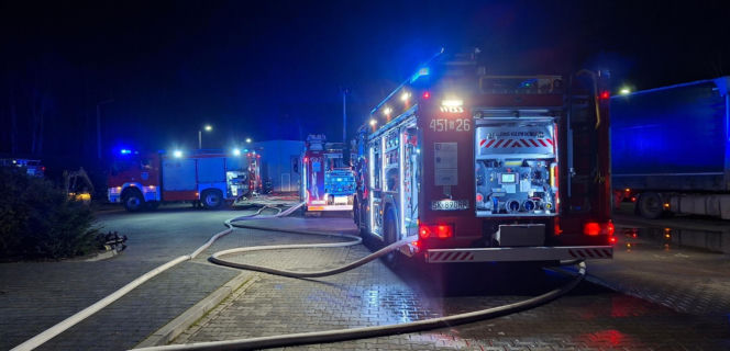 Pożar w Paniówkach. Paliły się ciężarówki na parkingu