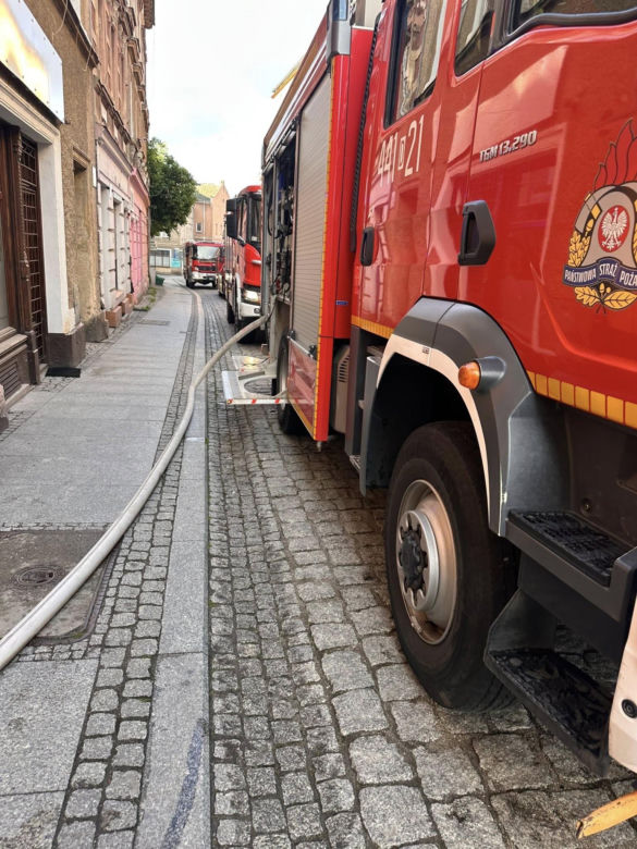 Pożar w Jaworze. Strażacy i policjanci uratowali mężczyznę z zadymionego mieszkania