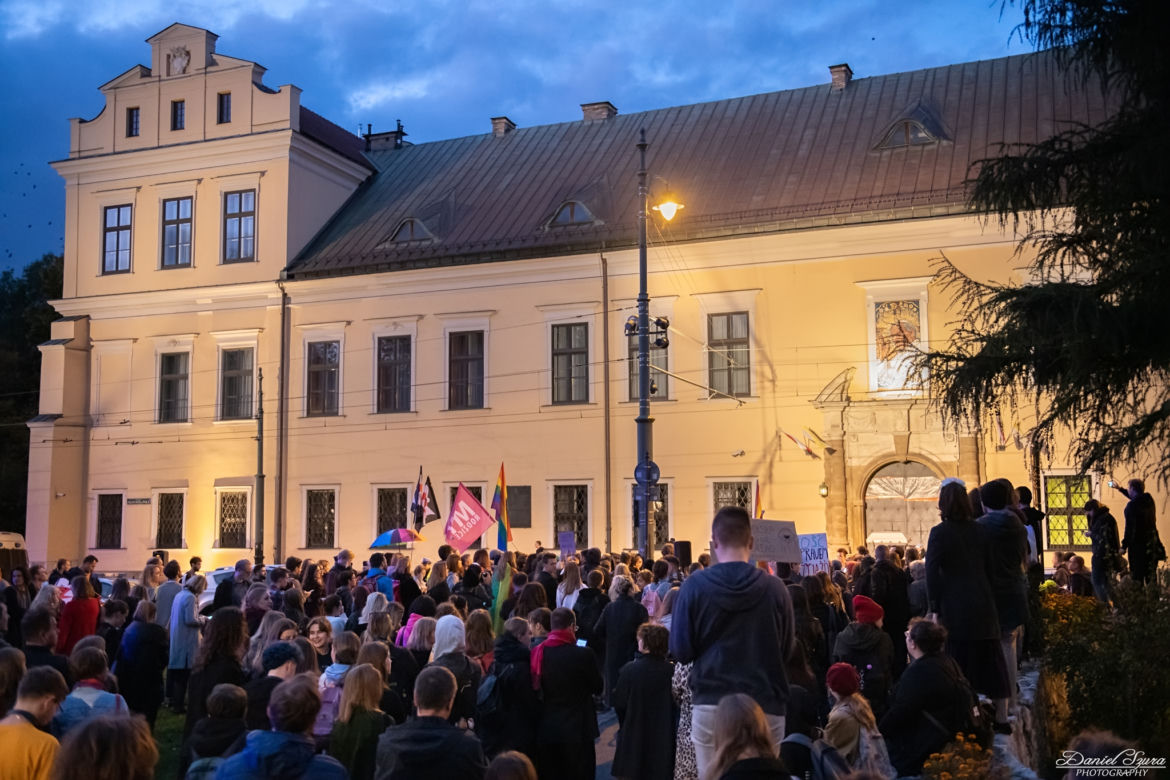 Tańczący protest pod krakowską kurią