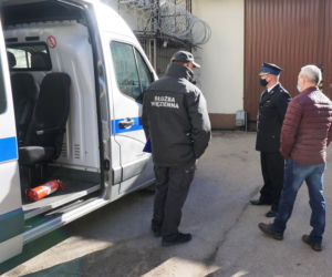 Przekazanie samochodu od Zakładu Karnego w Iławie dla OSP Jamielnik