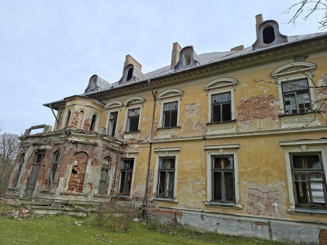 Kiedyś perła, dziś w ruinie. To nie jest zwykły pałac w Świętokrzyskiem (Pałac w Bałtowie)
