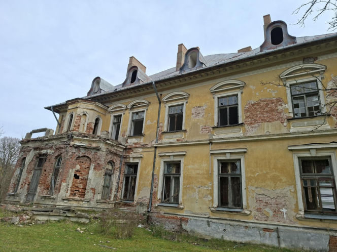 Kiedyś perła, dziś w ruinie. To nie jest zwykły pałac w Świętokrzyskiem (Pałac w Bałtowie)