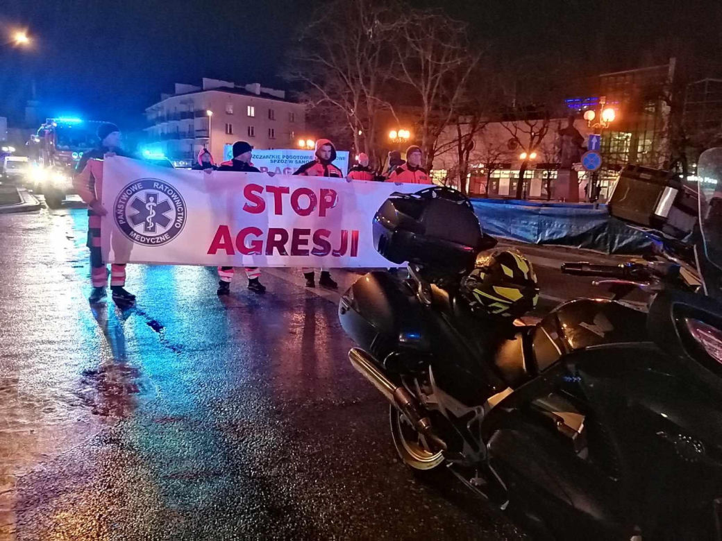 Siedlczanie wyrazili swój sprzeciw przeciwko agresji i wsparcie dla rodziny ratownika medycznego, który zginął w ataku nożownika