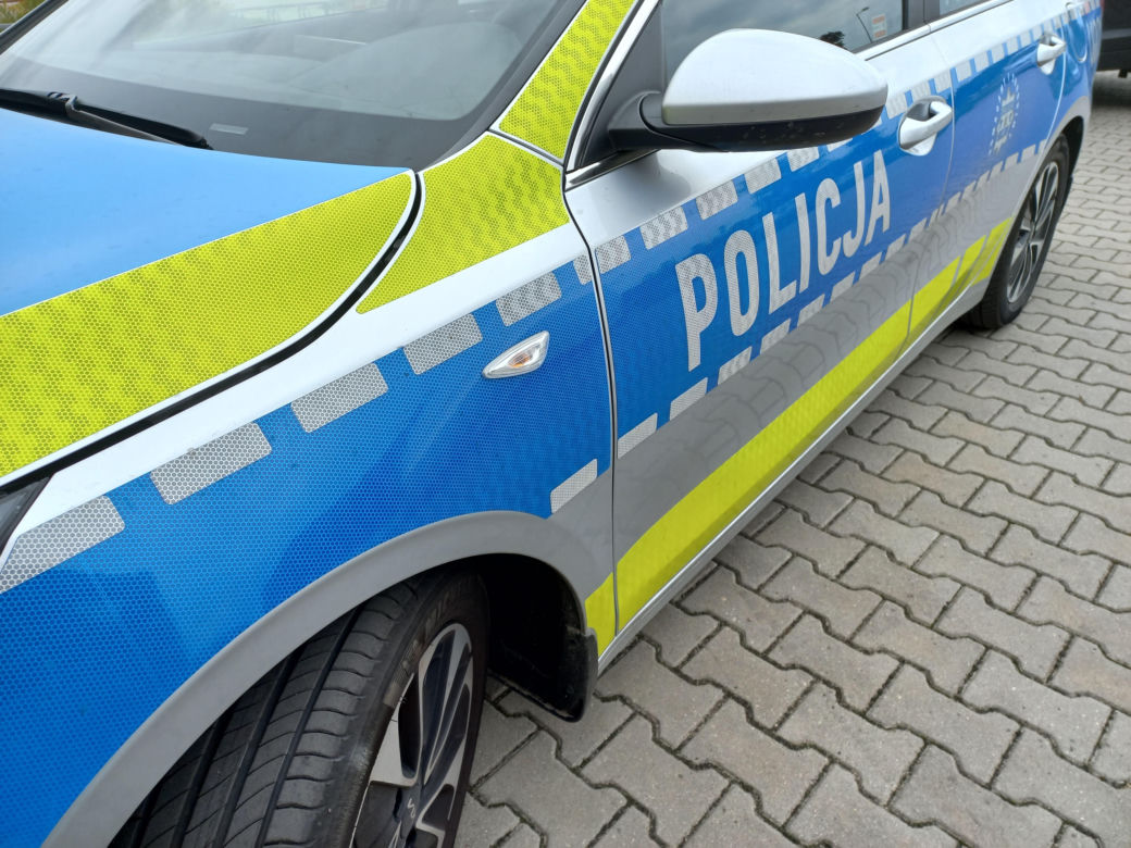 Jechał przez Gostyń autem dostawczym... ze złamanym podwoziem