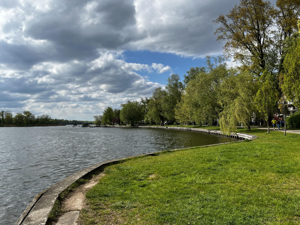  Ełk. Tłumy turystow odwiedzają to miasto. Jest największym na Mazurach