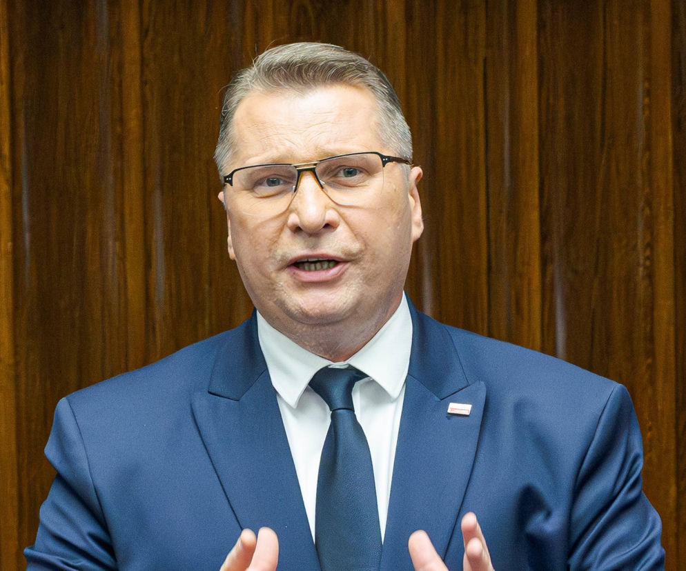 Przemysław Czarnek w garniturze mówi na tle drewnianej ściany. O fali komentarzy po wyborze wicemarszałka czytaj w SE Polityka.