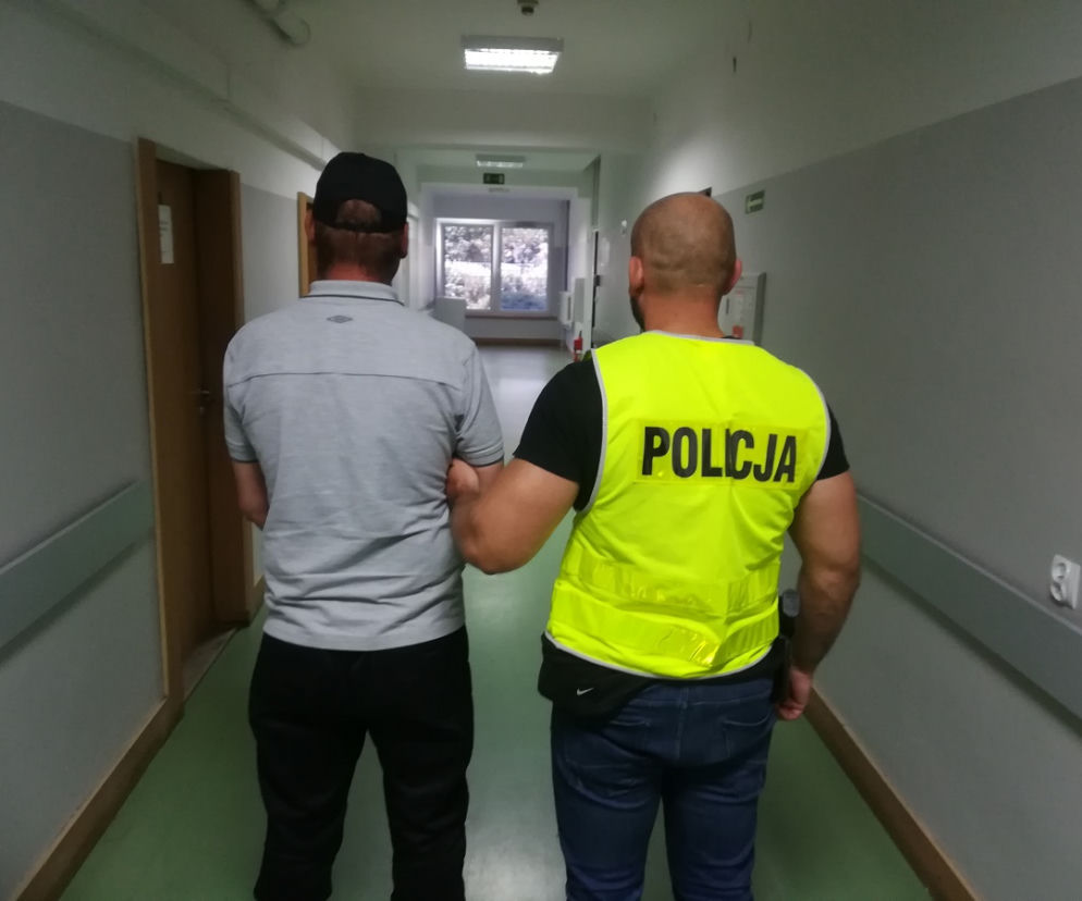 Mężczyzna, który ukradł terminal w pociągu z Torunia w asyście funkcjonariusza Policji