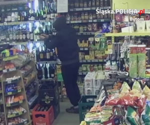 Policja szuka tych bandziorów! Napadli na Żabkę z bronią w Policja szuka tych bandziorów! Napadli na Żabkę z bronią w ręku [ZDJĘCIA][ZDJĘCIA]