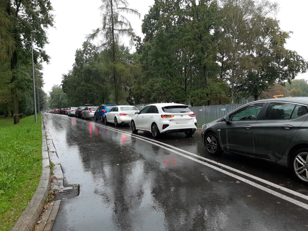Kolejka do testu na koronawirusa