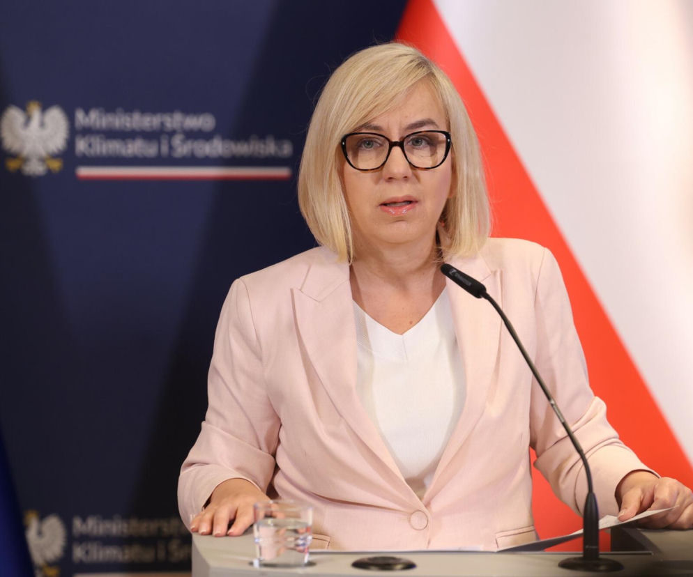 Minister Paulina Hennig-Kloska przemawia na tle logo resortu. O dotacjach na magazyny energii przeczytasz na SE Superbiz.