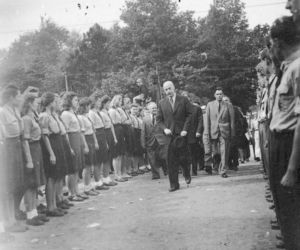 Niewiarygodne sceny! Aktor kazał przykucnąć premierowi, bo chciał go przeskoczyć! Interwencja w ostatniej chwili