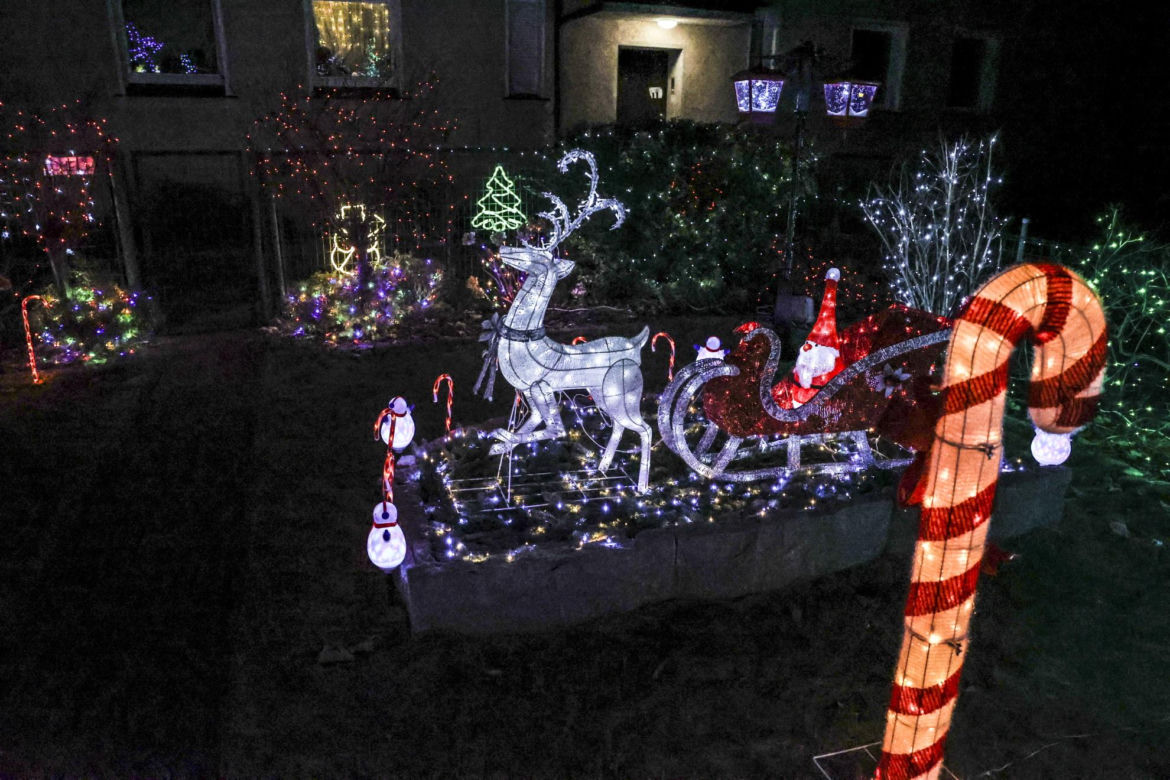 Promyk nadziei wśród szarych bloków. Ta iluminacja na osiedlu zachwyca!