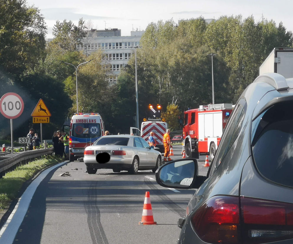 Katowice: Kolizja pięciu samochodów koło AWF-u. Są potężne utrudnienia w kierunku Wrocławia