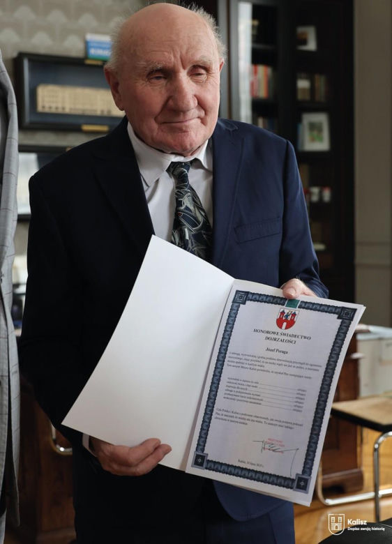 Kalisz. Najstarszy maturzysta w Polsce nie zdał matury. Pan Józef i tak został wyróżniony przez prezydenta Kalisza [ZDJĘCIA]