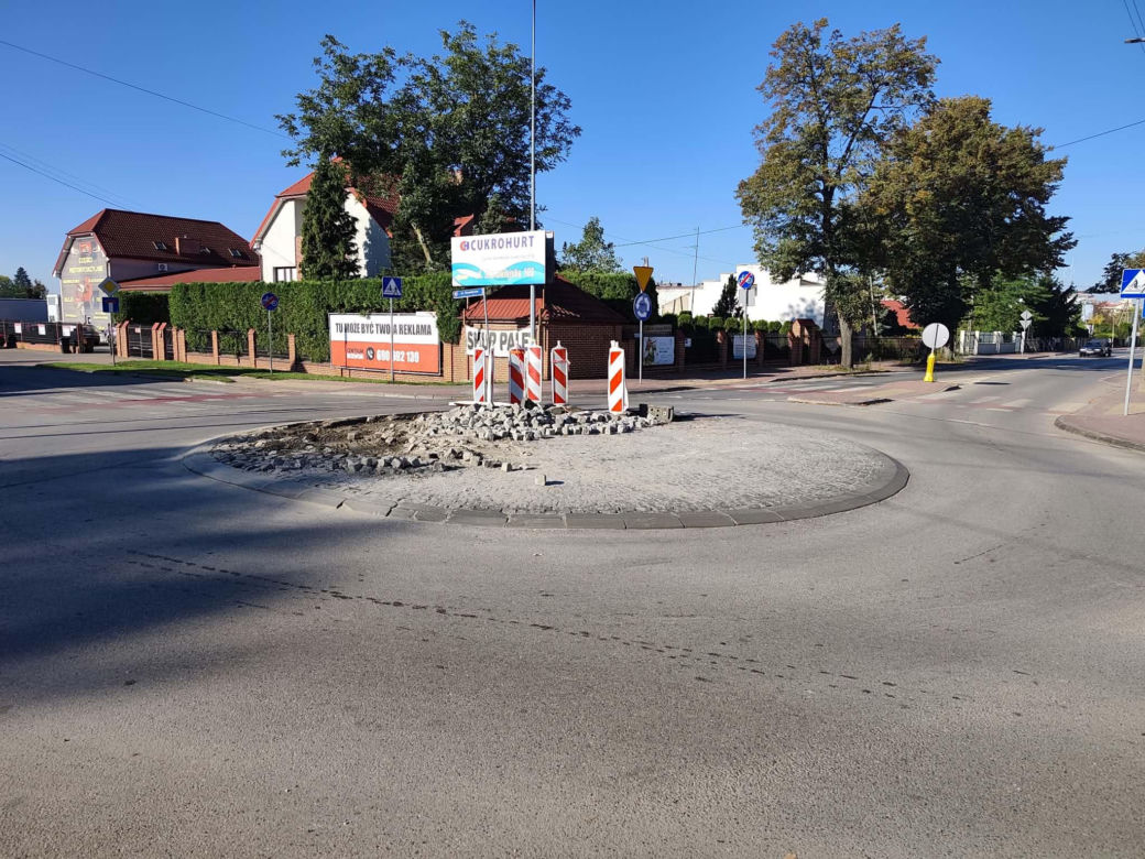 Zniszczone przez ciężarówki rondo na skrzyżowaniu ulic Starowiejskiej, Mazura i Geodetów w Siedlcach zostanie wyremontowane
