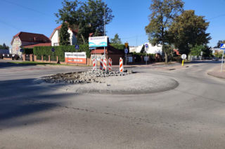 Zniszczone przez ciężarówki rondo na skrzyżowaniu ulic Starowiejskiej, Mazura i Geodetów w Siedlcach zostanie wyremontowane