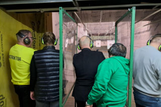 Dziennikarze chwycili za broń. Zobacz, jak redaktorzy rywalizowali na strzelnicy przy Łazienkowskiej 