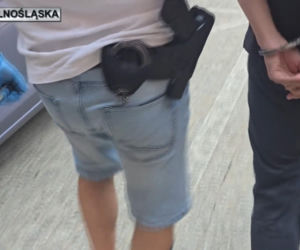 Zasnęła na tylnym siedzeniu taksówki. Obudziła się w zaroślach z kierowcą!