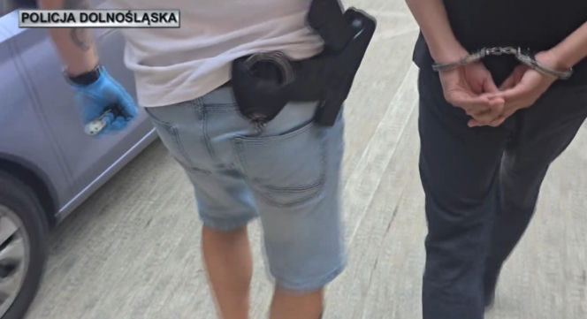 Zasnęła na tylnym siedzeniu taksówki. Obudziła się w zaroślach z kierowcą!