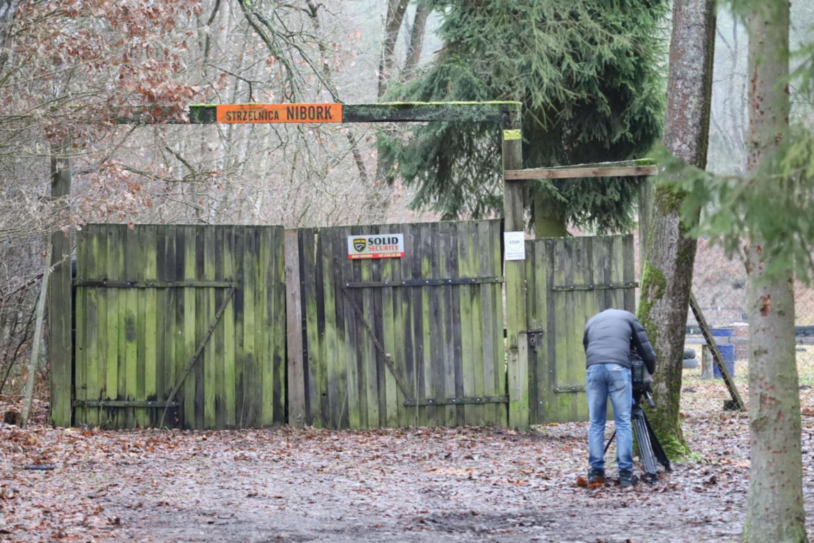 Ranna kobieta w lesie. Kula trafiła 53-latkę w głowę. W pobliżu ćwiczyli policjanci