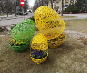 Giżycko gotowe na Wielkanoc! Miasto ozdobiły kolorowe pisanki [ZDJĘCIA]