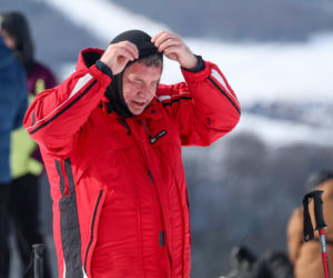 Poseł Wójcik szusuje w kasku