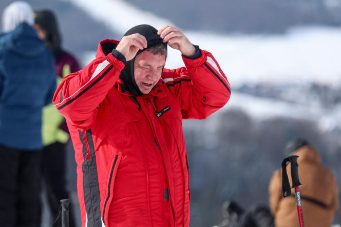 Poseł Wójcik szusuje w kasku