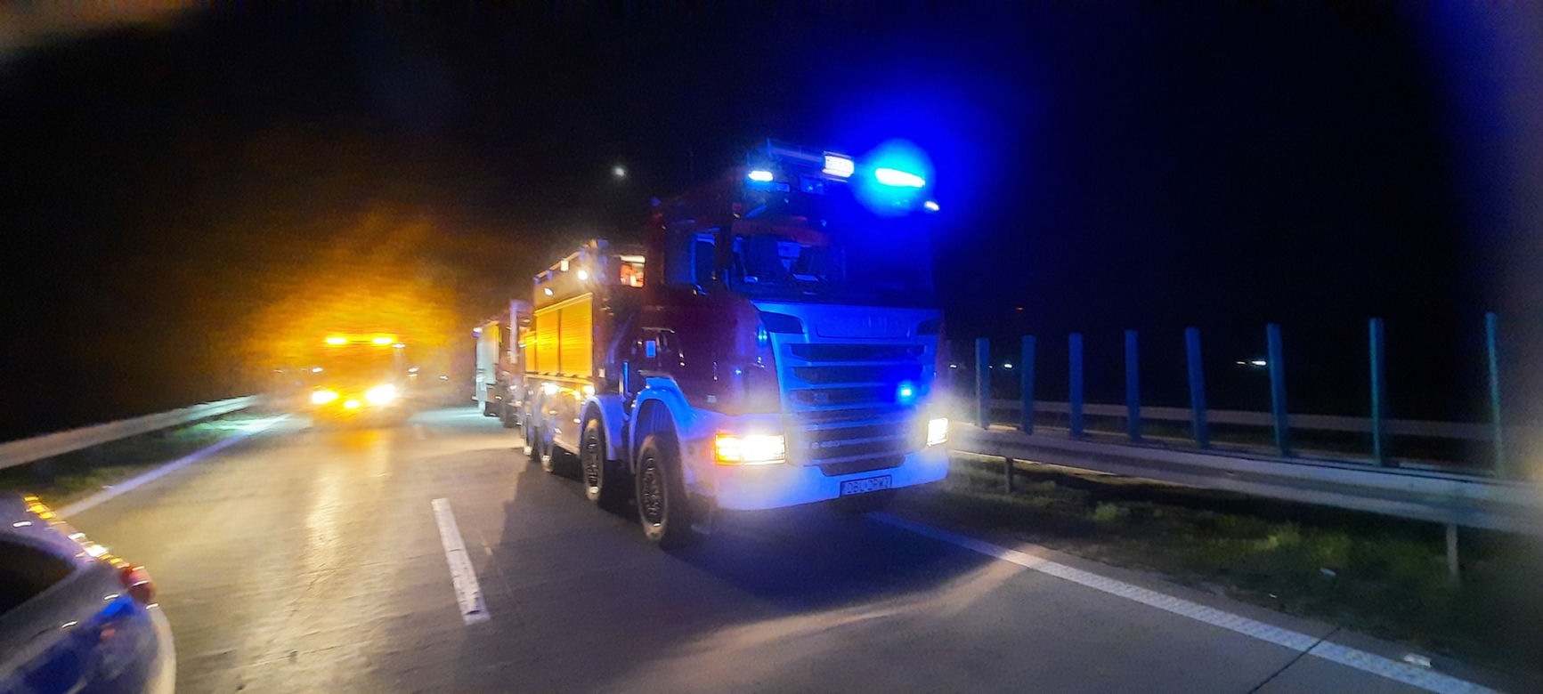 Bus wbił się w ciężarówkę na autostradzie 
