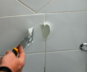 Jak poprawnie usunąć starą fugę i silikon oraz nałożyć nowy? Murator Remontuje