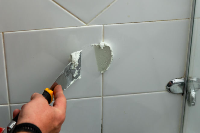 Jak poprawnie usunąć starą fugę i silikon oraz nałożyć nowy? Murator Remontuje