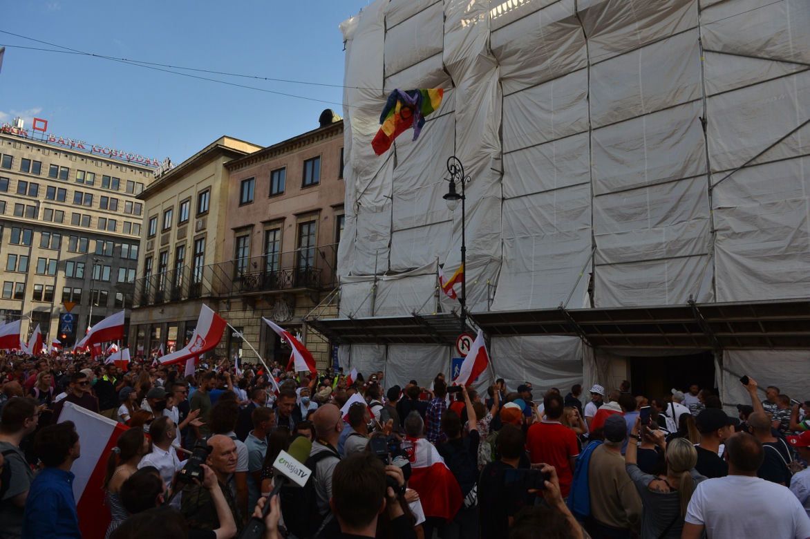  Dewastują tęczową flagę na obchodach Powstania Warszawskiego