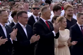 Nawroccy z synami świętują przed Pałacem Prezydenckim. Zabrakło małej Kasi