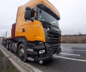 Tragiczny wypadek na S7: TIR zmiótł osobówkę z drogi
