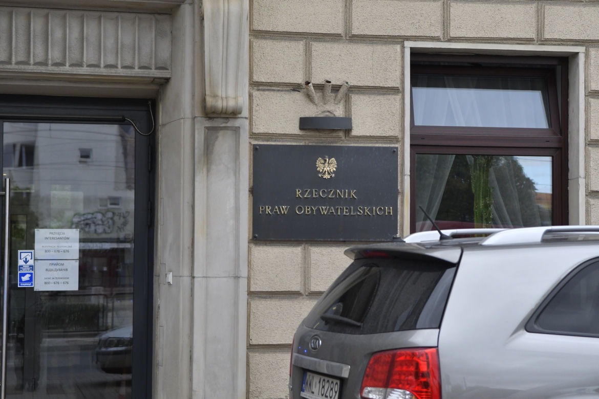 Pilna akcja służb pod biurem rzecznika praw obywatelskich. Tajemnicza fiolka w kopercie 