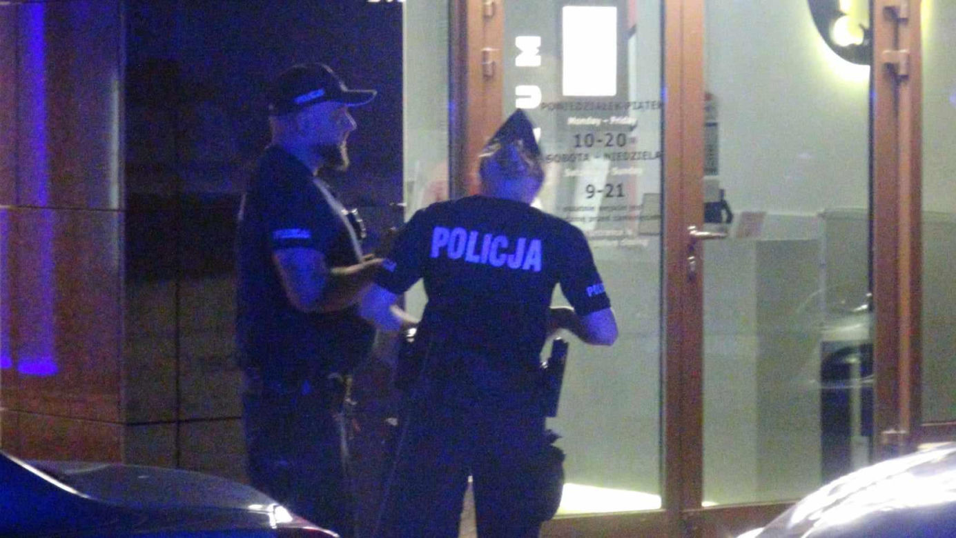 Atak nożownika na Woli. Ranny przebiegł kilkaset metrów i padł na ziemię. Zatrzymali jedną osobę, trwa akcja policji