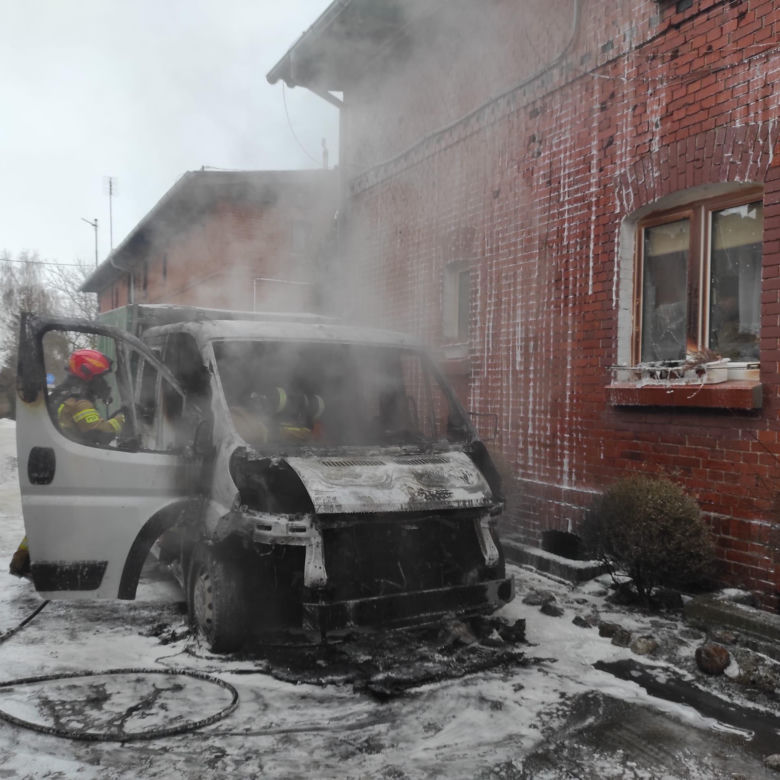 Auto spłonęło między budynkami mieszkalnymi w Braniewie