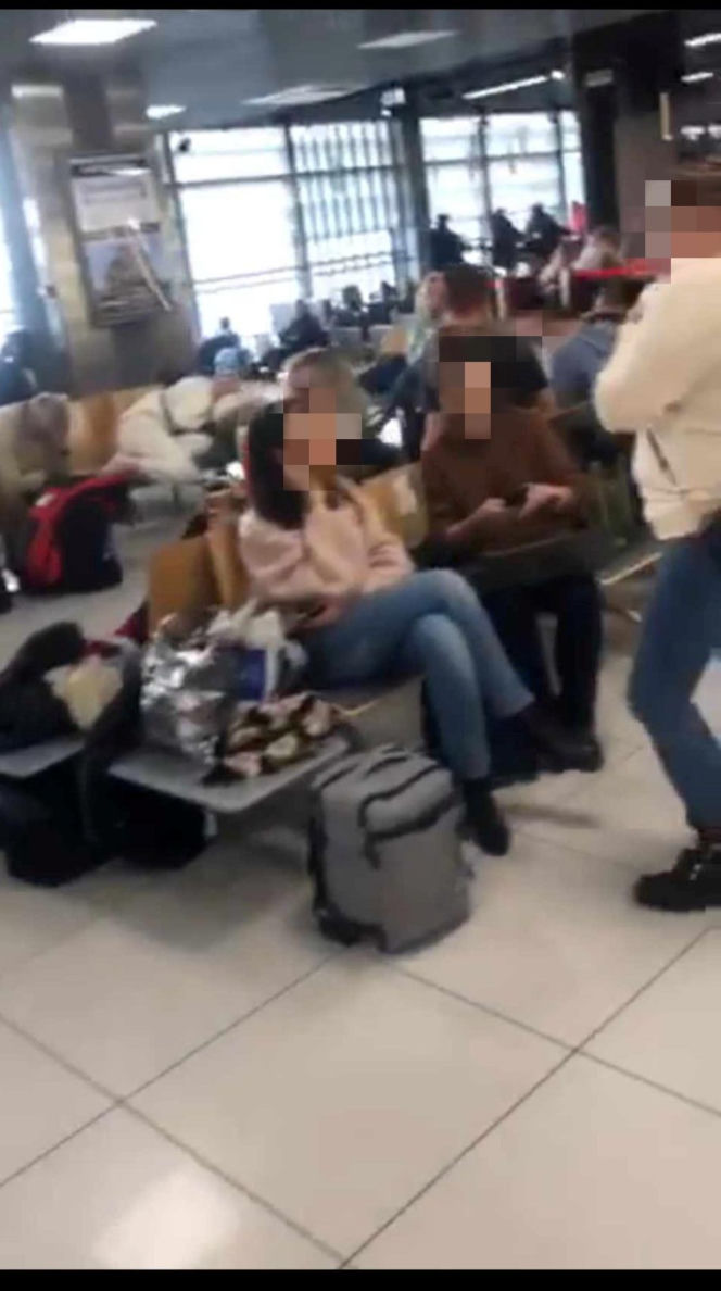 Pasażerowie z Rzeszowa prawie dobę czekają na lotnisku.