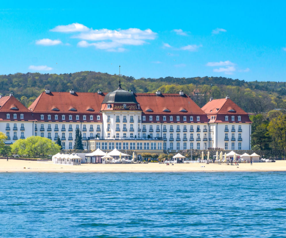 Luksusowy hotel Sofitel Grand Sopot tuż przy piaszczystej plaży. O perełkach polskiej turystyki przeczytasz na SE.
