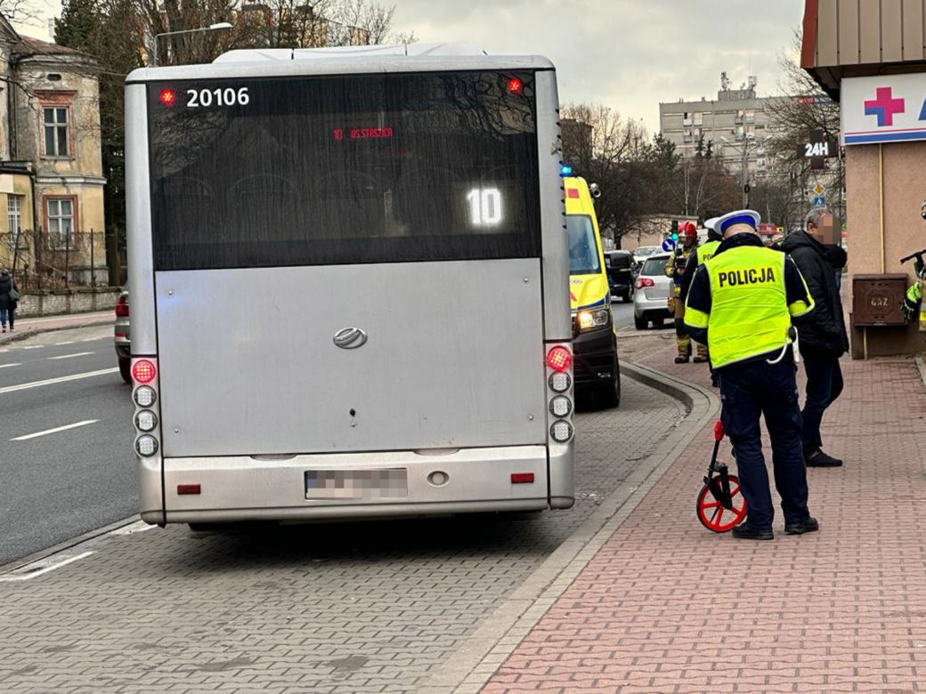 Makabra w Pruszkowie. Autobus zmiażdżył staruszce stopę