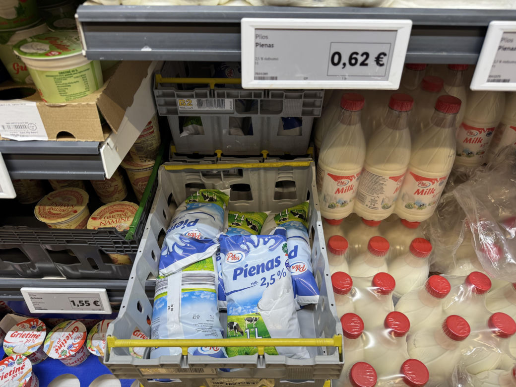 Co ciekawe, na Litwie nadal popularne jest mleko w woreczku. Jest ono zdecydowanie tańsze, niż to w butelce. Litr kosztuje 0,62 euro (2,63 zł)